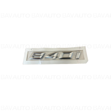 51147446338 - Emblema cromata "840i" - BMW Seria 8 G14 G15 G16 - Original BMW